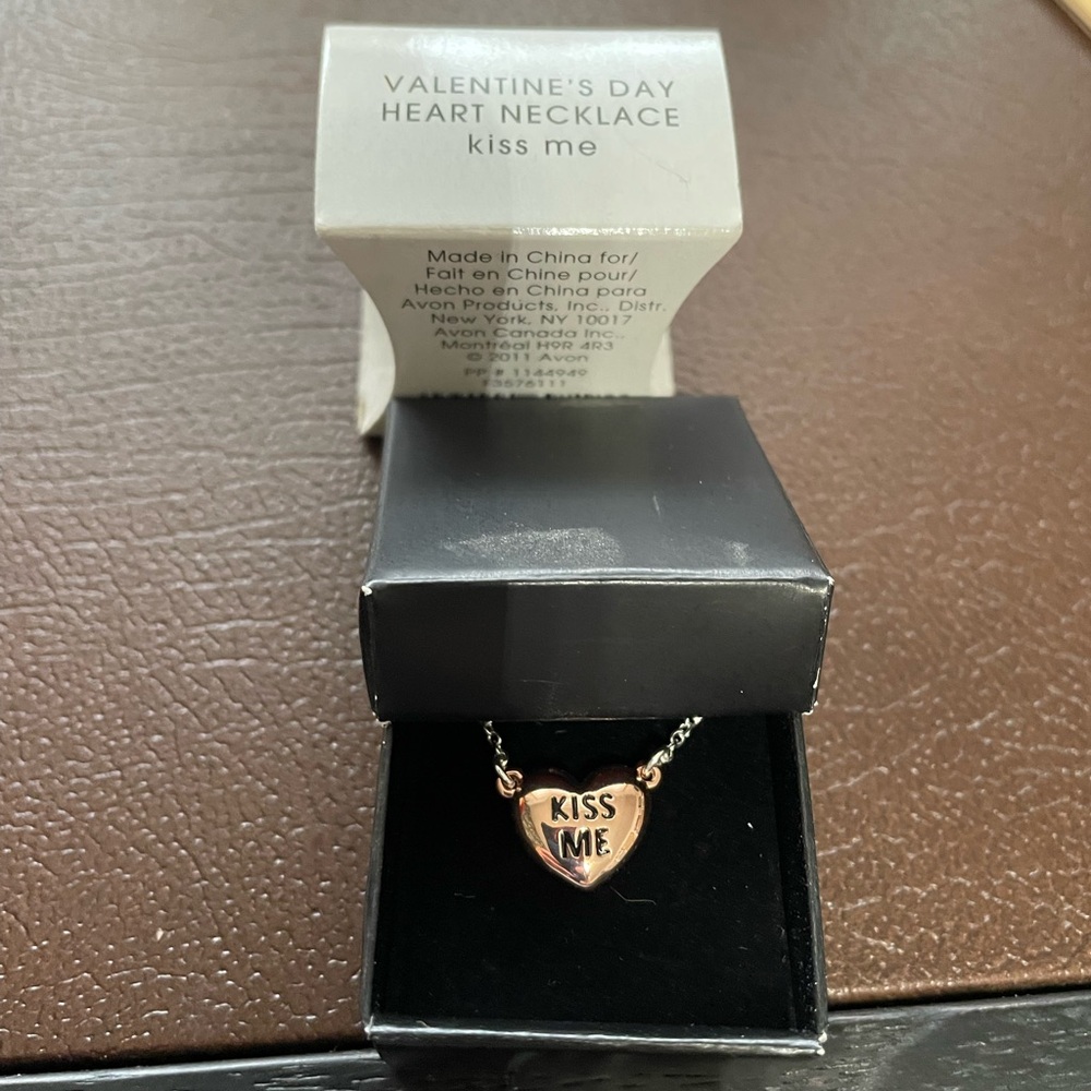 New Avon KISS ME Necklace